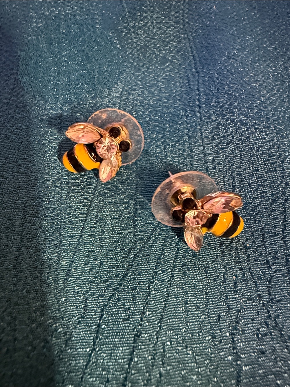 Bee-shaped stud earrings / ear studs